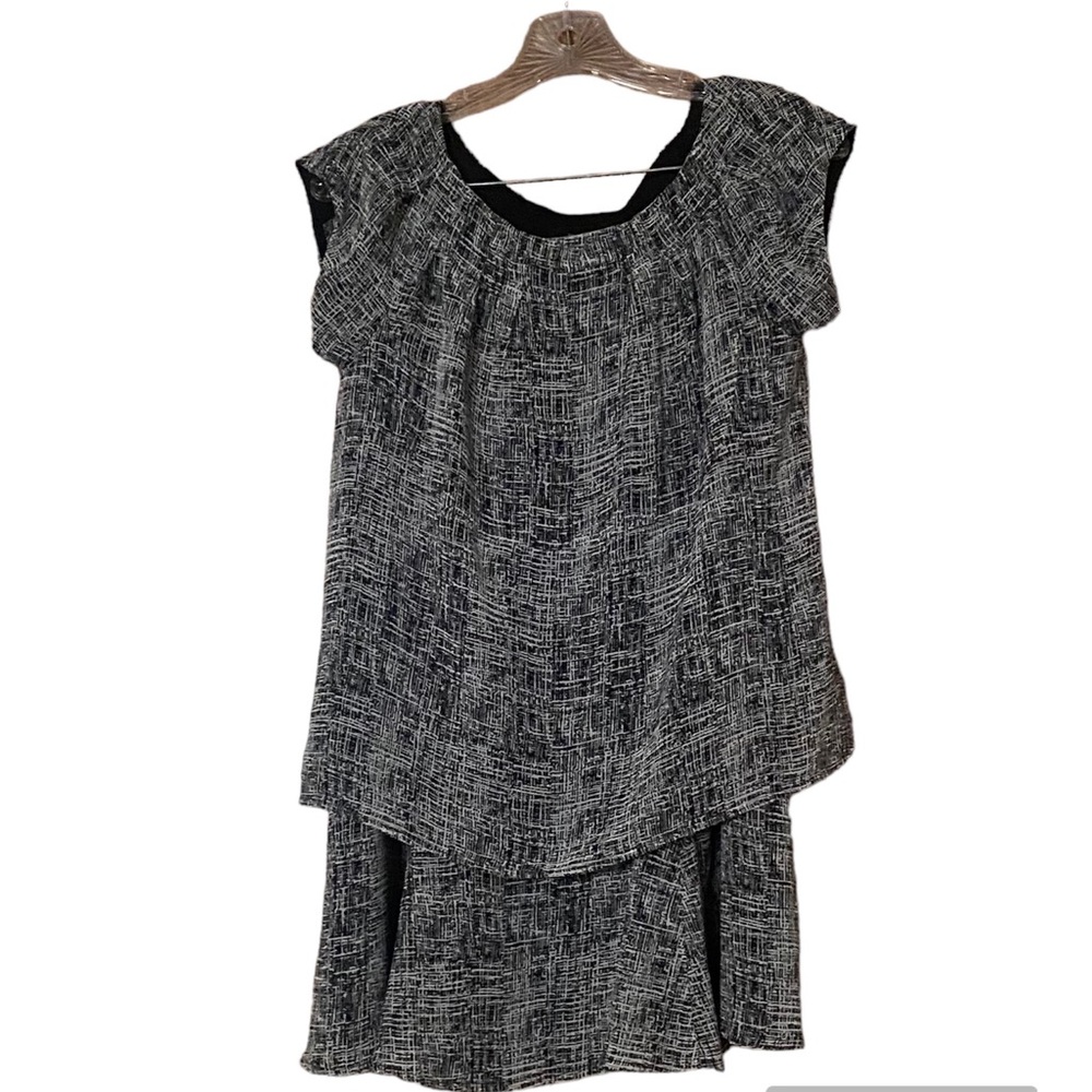 Jones Wear lightweight skirt and blouse set. Top Sz 4, skirt Sz 6